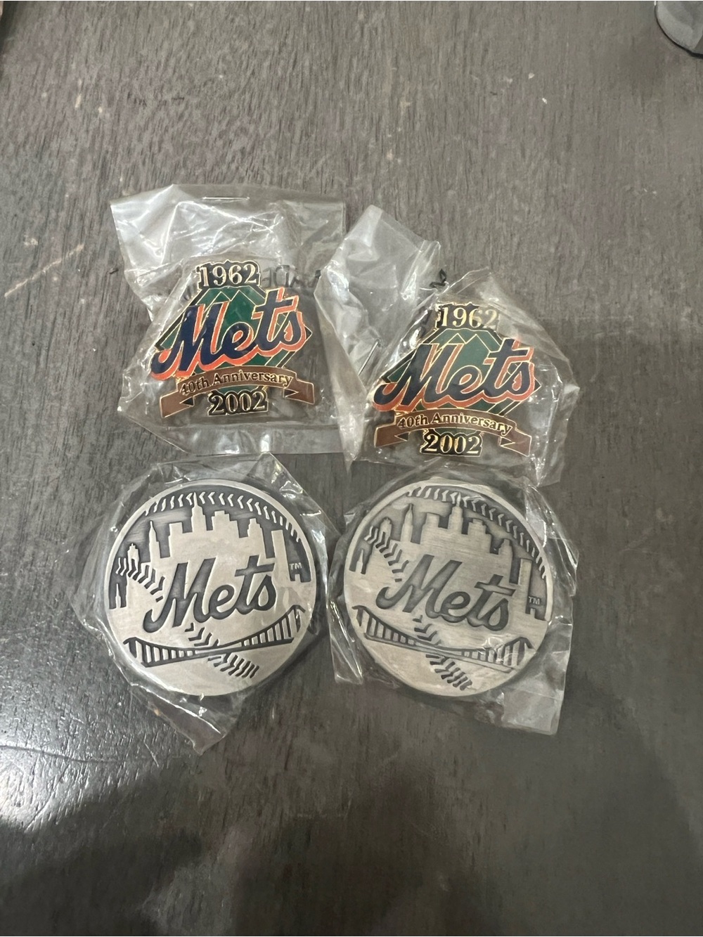 Lot Of 4 New York Mets 40th Anniversary lapel pins and city emblem magnets